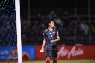 BANGPLEE, SAMUTPRAKAN, THAILAND-10 Kasım 2021: Samutprakan şehri ile Tayland samutprakan Stadyumu 'nda birleşmiş Muangthong maçı sırasında Samutprakan şehri arasında samutprakan şehri oyuncusu