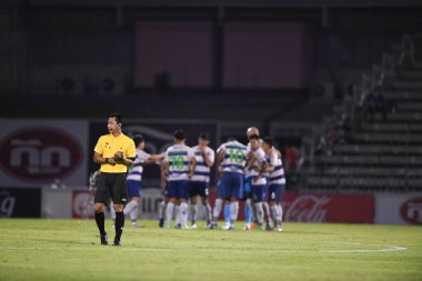 BANGPLEE, SAMUTPRAKAN, THAILAND-10 NOVEMBER 2021: Kodchapoom meesridecha hakemi Samutprakan şehri ile Tayland samutprakan Stadyumu 'nda birleşmiş Muangthakan şehri arasında 2021 yılındaki maçta