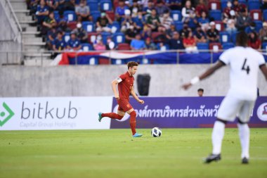 Chiangmai, Tayland 25 Eylül 2022: Tayland ile Malezya arasındaki 700 yıllık stadyumda oynanan Kral Kupası 'nda Tayland' ın 3 numaralı oyuncusunun oynadığı Theerathon Bunmathan