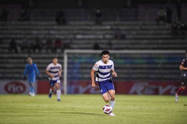 BANGPLEE, SAMUTPRAKAN, THAILAND-10 NOVEMBER 2021: Samutprakan şehri ile Tayland 'daki samutprakan Stadyumu' nda birleşen Muangthong arasındaki samutprakan şehrinin 3 numaralı oyuncusu