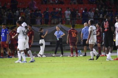 Chiangmai - Tayland, 25 Eylül 2022: Tayland 'ın 700 yıllık stadyumunda Tayland ile Tayland arasında oynanan Kral Kupası' nda Nuanpan lamsam teknik direktörü