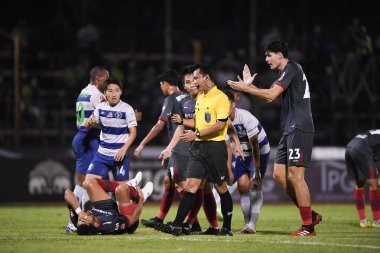 Bangplee-Samutprakan-10NOV2021: Kodchapoom meesridecha hakemi Samutprakan şehri ile Tayland samutprakan Stadyumu 'nda birleşmiş Muangthong arasında 2021 yılındaki maçta yer aldı.