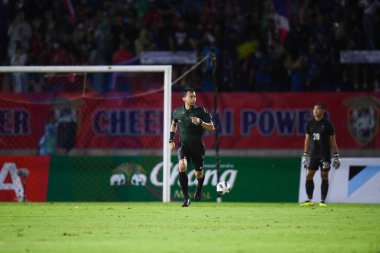 Chiangmai - Tayland, 25 Eylül 2022: Tayland 'da, Tayland' da 700 yıllık stadyumda, Tayland ile Tayland arasında oynanan Kral Kupası maçında Muhammed Taksi hakemi