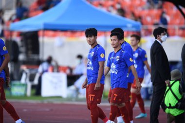 Chiangmai, Tayland - 25 Eylül 2022: Suphanat Mueanta # 17 Tayland Oyuncusu Tayland Krallar Kupası sırasında 700 yıllık stadyumda Malezya 'ya karşı savaşıyor  