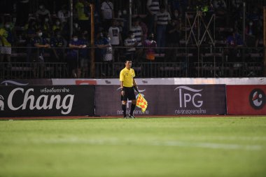 BANGPLEE, SAMUTPRAKAN, THAILAND-10 NOVEMBER 2021: Samutprakan şehri ile Tayland 'daki samutprakan stadyumunda birleşen Muangthakan şehri arasındaki 2021 yılındaki maçta Tanin rueunjit yardımcı hakemi