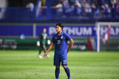 Pathumthani, Tayland - 31 Mayıs 2022: Tayland 'ın Bahreyn Stadyumu' nda oynanan dostluk maçı sırasında Tayland 'ın 21 numaralı Peerapat Notechaiya oyuncusu