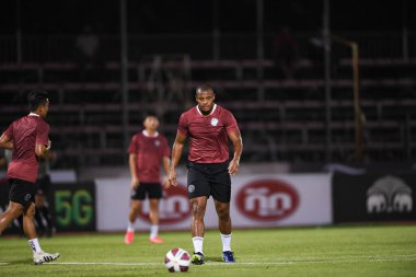 BANGPLEE, SAMUTPRAKAN, THAILAND-10 NOVEMBER 2021: Samutprakan şehri ile Tayland 'daki samutprakan stadyumunda birleşen Muangthakan şehri arasındaki samutprakan şehrinin 10 numaralı oyuncusu