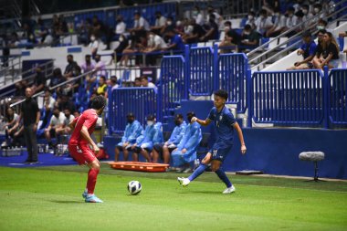 PATHUMTHANI, THAILAND -31 Mayıs 2022: Tayland ile Tayland arasındaki dostluk maçı sırasında Tayland 'ın Bg Stadyumu' nda oynanan Bordin Phala # 11 Tayland Oyuncusu