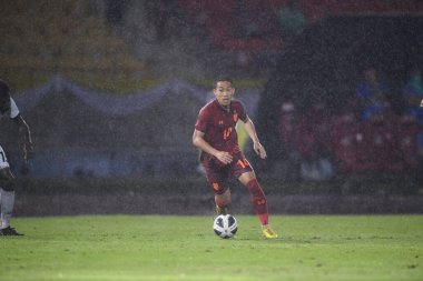 Chiangmai, Tayland - 25 Eylül 2022: Patompon Charoenrattanapirom # 14 Tayland Kupası 'nda Tayland ile Malezya arasında 700 yıllık stadyumda oynanan karşılaşma sırasında 