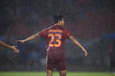 Chiangmai - Tayland, 25 Eylül 2022: Channarong Promsrikaew # 23 Tayland futbolcusu ve Tayland ile Malezya arasında 700 yıllık stadyum, Tayland 'da oynanan kupa maçında attığı gol için tebrikler
