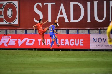 THANABURI, PATHUMTHANI, THAILAND - 6 Kasım 2021: 6 No.lu Tinnakorn asurin # 6 Gömme sanatçısı BGPU ile Tayland 'ın başkenti Leo Stadyumu' nda defnedilmesi arasında 2021 yılındaki çarpışmada birleşti.