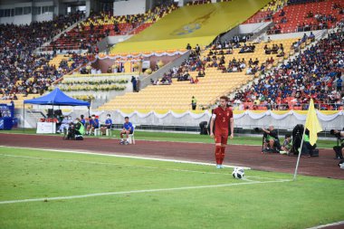 Chiangmai, Tayland 25 Eylül 2022: Tayland ile Malezya arasındaki 700 yıllık stadyumda oynanan Kral Kupası 'nda Tayland' ın 3 numaralı oyuncusunun oynadığı Theerathon Bunmathan