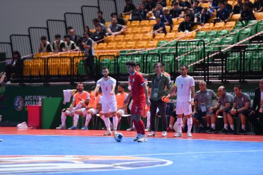 Bangkok, Tayland - 28 Nisan 2024: Narongsak Wingwon # 2 Tayland Oyuncusu 2024 Asya Kupası sırasında Tayland 'ın Bangkok Arena kentinde oynanan maçta