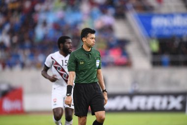 Chiangmai - Tayland, 25 Eylül 2022: Hz. Muhammed Taqi, Tayland 'ın 700 yıllık stadyumu Tayland' daki Malezya 'ya karşı oynanan kupa maçında hakemlik yaptı.
