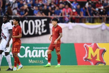 Chiangmai - Tayland, 25 Eylül 2022: Tayland # 13 numaralı Supanan Bureerat Tayland Kupası 'nda Tayland' ın 700 yıllık stadyumunda oynanan maçta