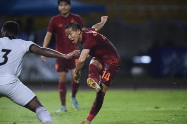 Chiangmai, Tayland - 25 Eylül 2022: Patompon Charoenrattanapirom # 14 Tayland Kupası 'nda Tayland ile Malezya arasında 700 yıllık stadyumda oynanan karşılaşma sırasında 