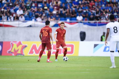 Chiangmai, Tayland - 25 Eylül 2022: Tayland 'ın 700 yıllık stadyumunda Tayland ile Malezya arasında oynanan King' s Cup maçında Tayland 'ın 3 numaralı oyuncusu Theerathon Bunmathan 