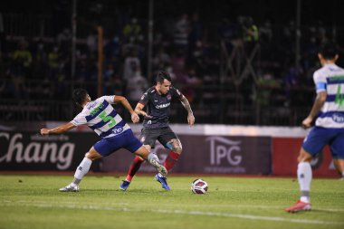 BANGPLEE, SAMUTPRAKAN, THAILAND-10 Kasım 2021: Samutprakan şehri ile Tayland 'daki samutprakan stadyumunda birleşmiş Muangthakan şehri arasında 19 numaralı muangthong oyuncusu