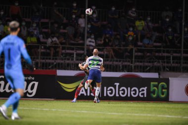 Bangplee-Samutprakan-10NOV2021: Samutprakan şehri ile Tayland samutprakan Stadyumu 'ndaki Muangthong maçında Samutprakan şehri arasında oynanan 2021 sayılı samutprakan şehrinin 27 numaralı oyuncusu