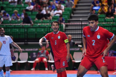 Bangkok, Tayland - 28 Nisan 2024: Jirawat Sornwichian # 6 Tayland Oyuncusu 2024 Asya Kupası sırasında Tayland 'ın Bangkok Arena kentinde oynanan maçta
