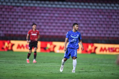 thaburi-thailand-12SEP2021-KRITSADA KAMAN # 5 Muangthong maçı sırasında Thunderdome Stadyumu 'ndaki Chonburi Fc' e karşı savaşıyor.