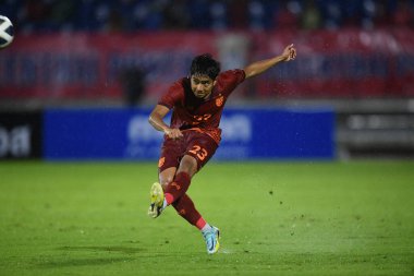 Chiangmai - Tayland, 25 Eylül 2022: Channarong Promsrikaew # 23 Tayland futbolcusu Tayland ile Malezya arasında 700 yıllık stadyum, Tayland