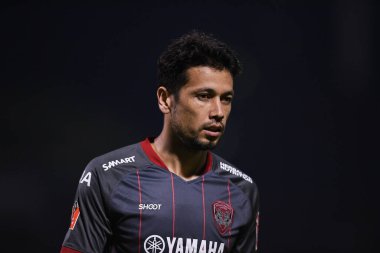 Bangplee-Samutprakan-10NOV2021: Mirzaev Sardor # 10 Muangthong Oyuncusu Samutprakan şehri ile Tayland 'daki samutprakan Stadyumu' nda birleşen Muangthong maçı sırasında