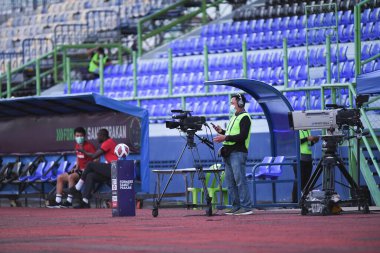 BANGPLEE, SAMUTPRAKAN, THAILAND-10 Kasım 2021: Samutprakan şehri ile Tayland 'daki samutprakan Stadyumu' nda birleşmiş Muangthong maçı sırasında takım yayını