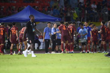 Chiangmai - Tayland, 25 Eylül 2022: Tayland 'ın 700 yıllık stadyumunda Tayland ile Tayland arasında oynanan Kral Kupası' nda Nuanpan lamsam teknik direktörü