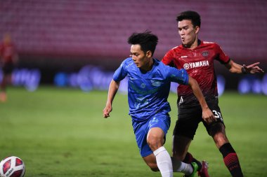 Thathaburi-thailand-12SEP2021-PHANUPHONG POLSA # 24 Muangthong ile Chonburi Fc arasında Thailand, Tayland 'daki stadyumda maç yapıyor.