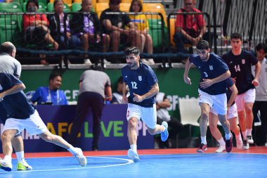 Bangkok, Tayland - 28 Nisan 2024: Ali Akrami # 12 İran Kupası 2024 tarihinde Tayland 'ın Bangkok Arena kentinde oynanan maçta