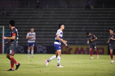 BANGPLEE, SAMUTPRAKAN, THAILAND-10 NOVEMBER 2021: Samutprakan şehri ile Tayland 'daki samutprakan Stadyumu' nda birleşen Muangthong arasındaki samutprakan şehrinin 3 numaralı oyuncusu