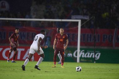 Chiangmai, Tayland - 25 Eylül 2022: Patompon Charoenrattanapirom # 14 Tayland Kupası 'nda Tayland ile Malezya arasında 700 yıllık stadyumda oynanan karşılaşma sırasında 