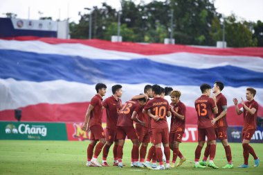 Chiangmai - Tayland, 25 Eylül 2022: Tayland Kral Kupası 'nda Tayland' ın 700 yıllık stadyumunda oynanan maçta oynayan oyuncu