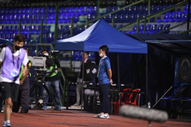 BANGPLEE, SAMUTPRAKAN, THAILAND-10 NOVEMBER 2021: Samutprakan şehri ile Tayland 'daki samutprakan stadyumunda birleşen Muangthakan şehri arasındaki 2021 yılının Masatada Ishii baş antrenörü