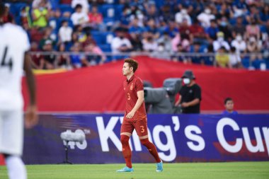 Chiangmai, Tayland - 25 Eylül 2022: Tayland 'ın 700 yıllık stadyumunda Tayland ile Malezya arasında oynanan King' s Cup maçında Tayland 'ın 3 numaralı oyuncusu Theerathon Bunmathan 