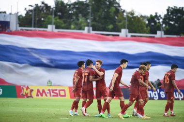 Chiangmai - Tayland, 25 Eylül 2022: Tayland Kral Kupası 'nda Tayland' ın 700 yıllık stadyumunda oynanan maçta oynayan oyuncu