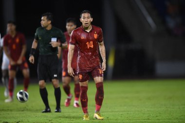 Chiangmai, Tayland - 25 Eylül 2022: Patompon Charoenrattanapirom # 14 Tayland Kupası 'nda Tayland ile Malezya arasında 700 yıllık stadyumda oynanan karşılaşma sırasında 