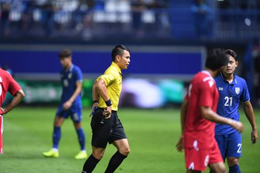 PATHUMTHANI, THAILAND -31 Mayıs 2022: Tayland ile Tayland arasındaki Bg Stadyumu, Tayland maçında Songkran Bunmeekiart hakemi