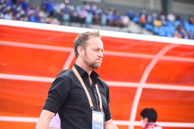 Sisaket-Tayland-27 Mayıs 2022: Tayland ile Tayland arasındaki dostluk maçı sırasında Tayland 'ın Tayland' daki Sisaket Provence Stadyumu 'nda Türkmenistan' a karşı Mano Poking baş antrenörü