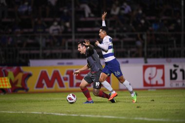 BANGPLEE, SAMUTPRAKAN, THAILAND-10 Kasım 2021: Samutprakan şehri ile Tayland 'daki samutprakan stadyumunda birleşmiş Muangthakan şehri arasında 19 numaralı muangthong oyuncusu