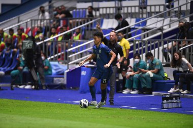 Pathumthani - Tayland, 31 Mayıs 2022: Tayland ile Tayland arasındaki dostluk maçı sırasında Tayland 'ın Bg Stadyumu' nda Bordin Phala # 11 Tayland oyuncusu