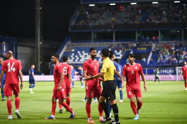 Pathumthani - Tayland, 31 Mayıs 2022: Tayland ile Tayland arasındaki Bahreyn Stadyumu 'nda oynanan dostluk karşılaşmasında Ahmed Mübarek Bugammar # 5 Bahreyn Oyuncusu