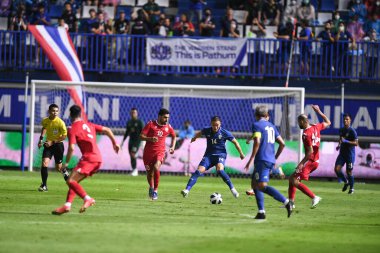PATHUMTHANI, THAILAND -31 Mayıs 2022: Tayland ile Tayland arasındaki dostluk maçı sırasında Tayland 'ın 14 numaralı patompon Charoenrattanapirom