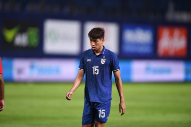 Pathumthani - Tayland, 31 Mayıs 2022: Tayland ile Tayland arasındaki dostluk maçı sırasında Tayland 'ın Bg Stadyumu' nda oynanan Tanaboon Kesarat # 15 Tayland Oyuncusu