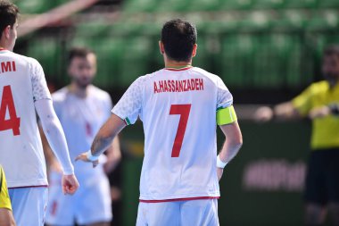 Bangkok, Tayland - 28 Nisan 2024: Ali Asghar Navlighe # 7 İran futbolcusu 2024 yılında Tayland 'ın Bangkok Arena kentinde İran ile karşı karşıya geldi.
