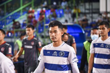 BANGPLEE, SAMUTPRAKAN, THAILAND-10 NOVEMBER 2021: Samutprakan şehri ile Tayland 'daki samutprakan Stadyumu' nda birleşen Muangthong arasındaki 2021 yılında Chaiwat Buran # 26 samutprakan şehrinin oyuncusu