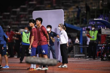 BANGPLEE, SAMUTPRAKAN, THAILAND-10 NOVEMBER 2021: Samutprakan şehri ile Tayland 'daki samutprakan stadyumunda birleşmiş Muangthakan şehri arasındaki 2021 yılının Sirima Panitshewa yöneticisi