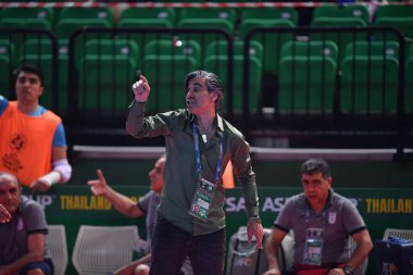 Bangkok, Tayland - 28 Nisan 2024: Shamsaee Vahid İran 'ın Tayland' da Tayland 'a karşı oynadığı 2024 Asya Kupası' nda İran teknik direktörü