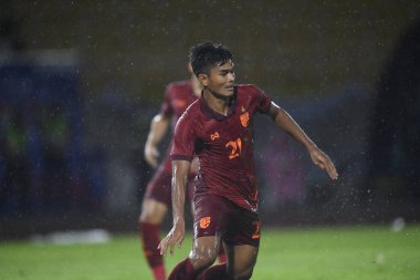 Chiangmai - Tayland, 25 Eylül 2022: Teerasak Poeiphimai # 21 Tayland Kupası sırasında Tayland ile Malezya arasında 700 yıllık stadyum, Tayland